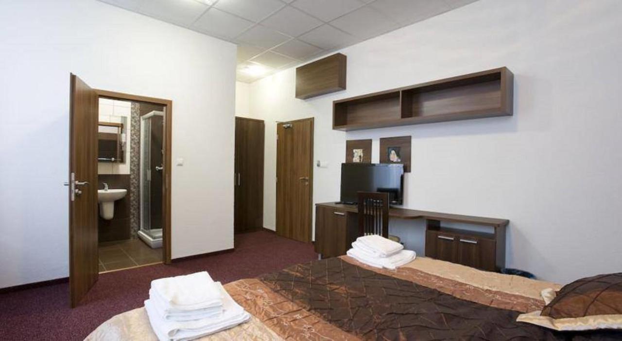 Hotel Branc, Garni Senica Exteriör bild